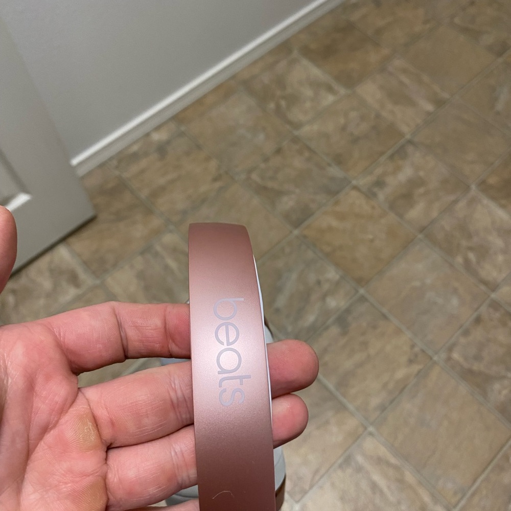 Rose Gold Beats Solo 3 Wireless Headphones EUC - Picture 3 of 7